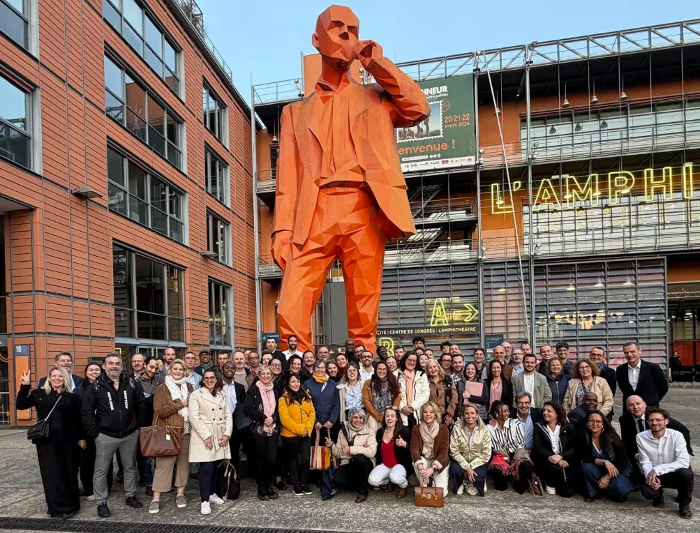 Rassemblement de consultants du réseau Prodemial devant l'Amphithéâtre à Toulouse